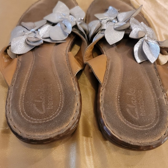 Clarks Bendables Silver Leather Summer Sandals Size 9.5 - Picture 3 of 5